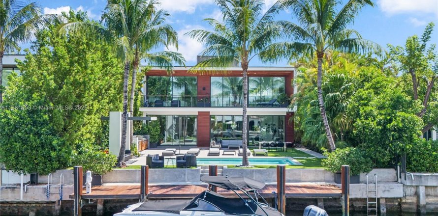House in Miami Beach, Florida 6 bedrooms, 523.32 sq.m. № 1930450