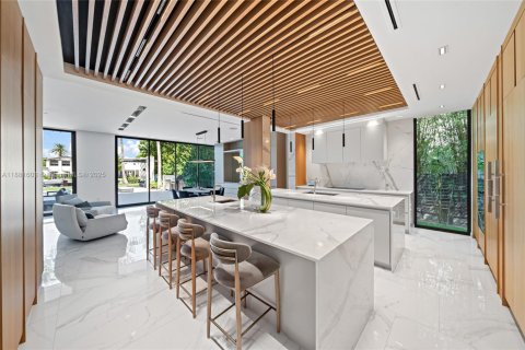 House in Miami Beach, Florida 6 bedrooms, 523.32 sq.m. № 1930450 - photo 11