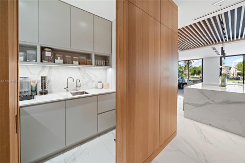 House in Miami Beach, Florida 6 bedrooms, 523.32 sq.m. № 1930450 - photo 15