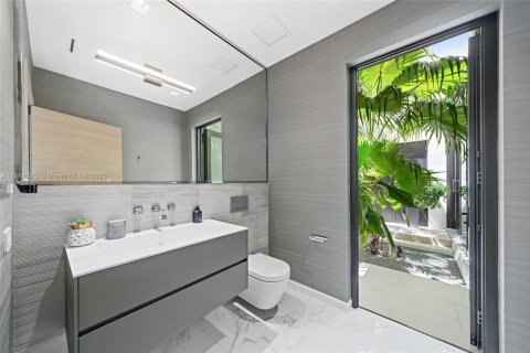 House in Miami Beach, Florida 6 bedrooms, 523.32 sq.m. № 1930450 - photo 25