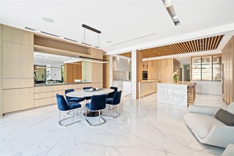 House in Miami Beach, Florida 6 bedrooms, 523.32 sq.m. № 1930450 - photo 9