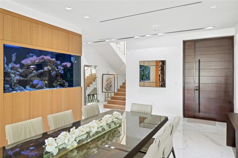 House in Miami Beach, Florida 6 bedrooms, 523.32 sq.m. № 1930450 - photo 23