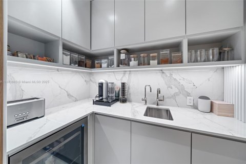 House in Miami Beach, Florida 6 bedrooms, 523.32 sq.m. № 1930450 - photo 16