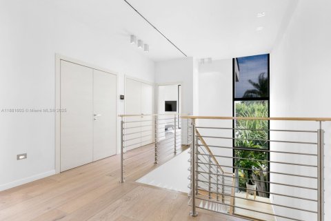 House in Miami Beach, Florida 6 bedrooms, 523.32 sq.m. № 1930450 - photo 29