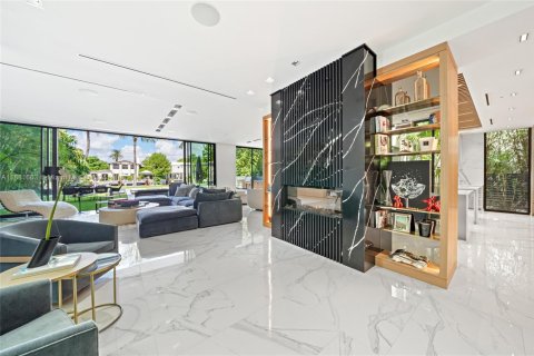 House in Miami Beach, Florida 6 bedrooms, 523.32 sq.m. № 1930450 - photo 19