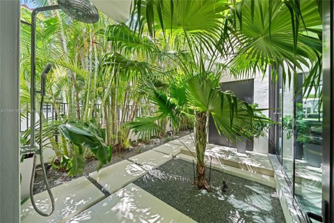 House in Miami Beach, Florida 6 bedrooms, 523.32 sq.m. № 1930450 - photo 26