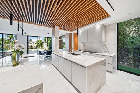 House in Miami Beach, Florida 6 bedrooms, 523.32 sq.m. № 1930450 - photo 12