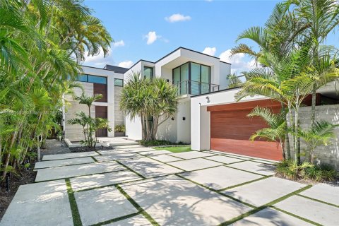 House in Miami Beach, Florida 6 bedrooms, 523.32 sq.m. № 1930450 - photo 2