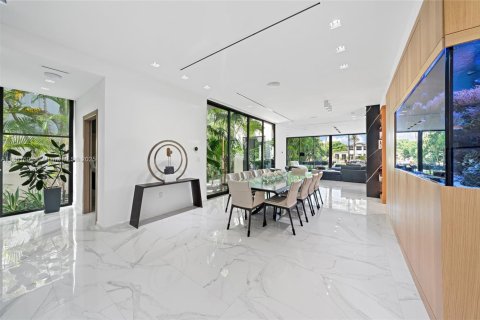 House in Miami Beach, Florida 6 bedrooms, 523.32 sq.m. № 1930450 - photo 21