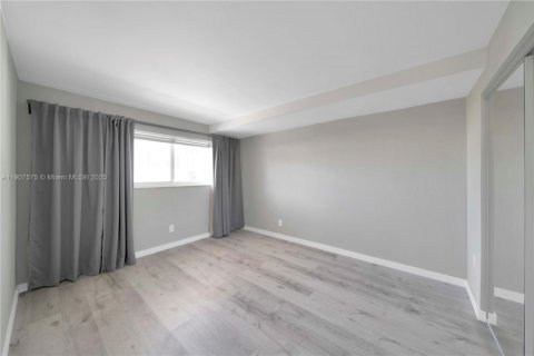 Condo in Key Biscayne, Florida, 1 bedroom  № 1967840 - photo 13