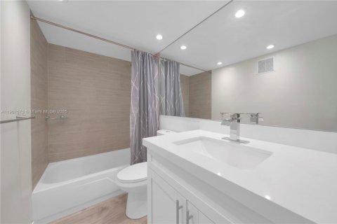 Condo in Key Biscayne, Florida, 1 bedroom  № 1967840 - photo 14