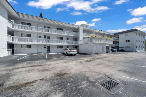 Condo in Key Biscayne, Florida, 1 bedroom  № 1967840 - photo 25