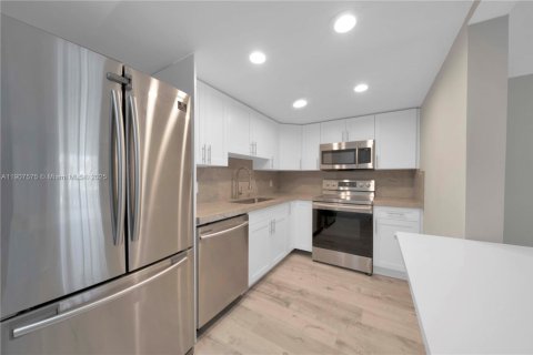 Condo in Key Biscayne, Florida, 1 bedroom  № 1967840 - photo 4