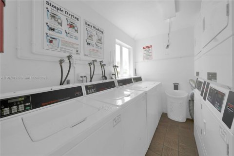 Condo in Key Biscayne, Florida, 1 bedroom  № 1967840 - photo 24