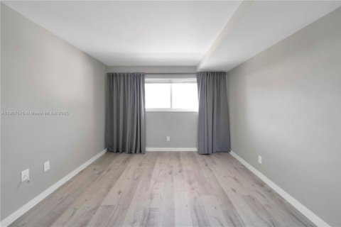 Condo in Key Biscayne, Florida, 1 bedroom  № 1967840 - photo 12