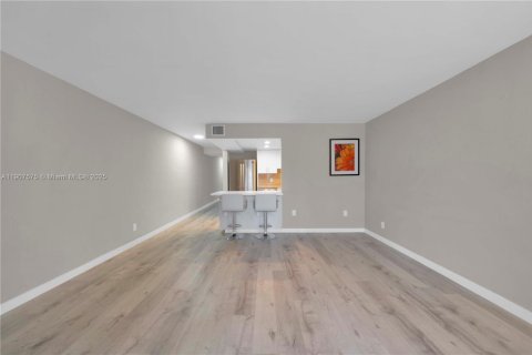 Condo in Key Biscayne, Florida, 1 bedroom  № 1967840 - photo 11