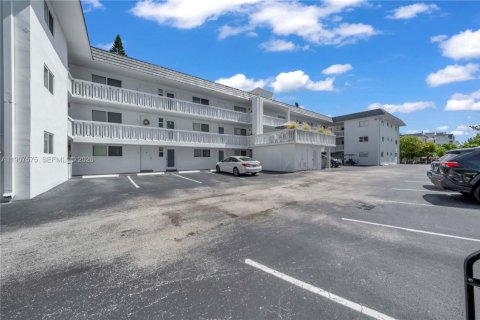 Condo in Key Biscayne, Florida, 1 bedroom  № 1967840 - photo 28