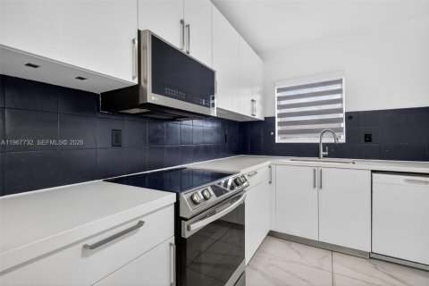 House in Miami, Florida 3 bedrooms, 127.83 sq.m. № 2031832 - photo 15