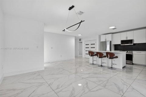 House in Miami, Florida 3 bedrooms, 127.83 sq.m. № 2031832 - photo 11