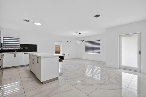 House in Miami, Florida 3 bedrooms, 127.83 sq.m. № 2031832 - photo 9