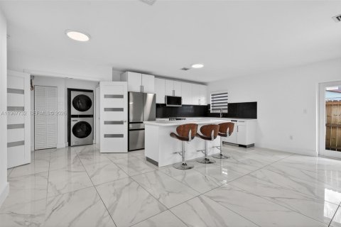 House in Miami, Florida 3 bedrooms, 127.83 sq.m. № 2031832 - photo 8