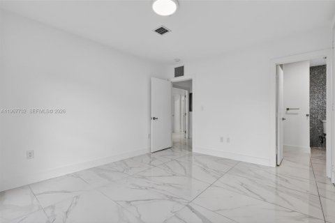 House in Miami, Florida 3 bedrooms, 127.83 sq.m. № 2031832 - photo 21