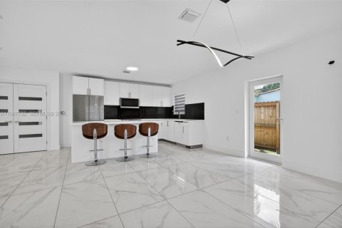 House in Miami, Florida 3 bedrooms, 127.83 sq.m. № 2031832 - photo 12
