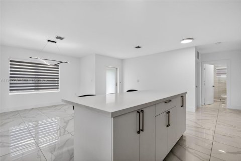 House in Miami, Florida 3 bedrooms, 127.83 sq.m. № 2031832 - photo 16