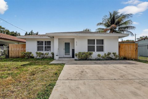 House in Miami, Florida 3 bedrooms, 127.83 sq.m. № 2031832 - photo 2