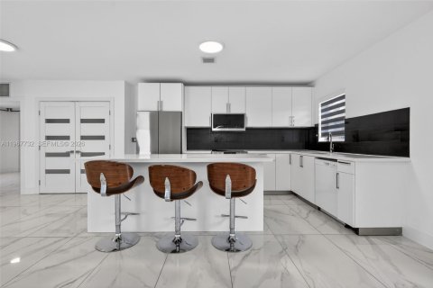 House in Miami, Florida 3 bedrooms, 127.83 sq.m. № 2031832 - photo 13