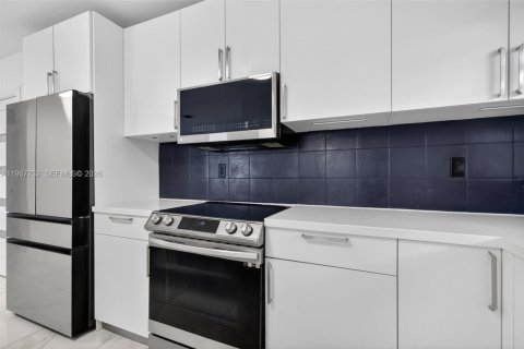 House in Miami, Florida 3 bedrooms, 127.83 sq.m. № 2031832 - photo 14