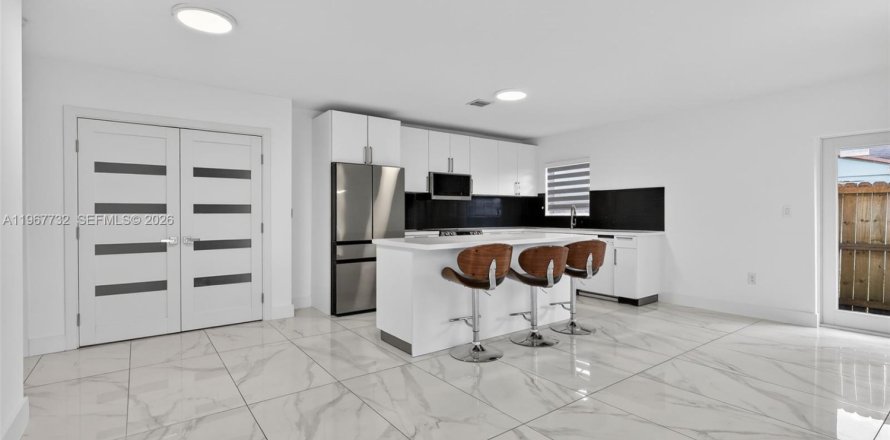 House in Miami, Florida 3 bedrooms, 127.83 sq.m. № 2031832