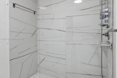 House in Miami, Florida 3 bedrooms, 127.83 sq.m. № 2031832 - photo 25