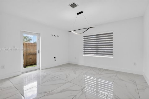 House in Miami, Florida 3 bedrooms, 127.83 sq.m. № 2031832 - photo 10
