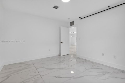 House in Miami, Florida 3 bedrooms, 127.83 sq.m. № 2031832 - photo 27