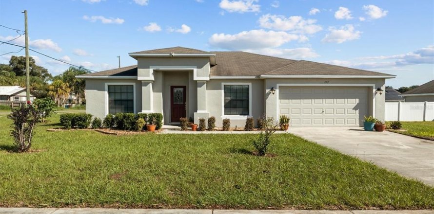 House in Lake Hamilton, Florida 3 bedrooms, 158.68 sq.m. № 2395982