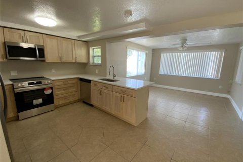 House in New Port Richey, Florida 2 bedrooms, 118.17 sq.m. № 2238438 - photo 9