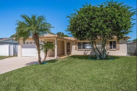 House in New Port Richey, Florida 2 bedrooms, 118.17 sq.m. № 2238438