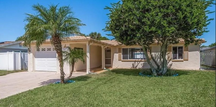 House in New Port Richey, Florida 2 bedrooms, 118.17 sq.m. № 2238438