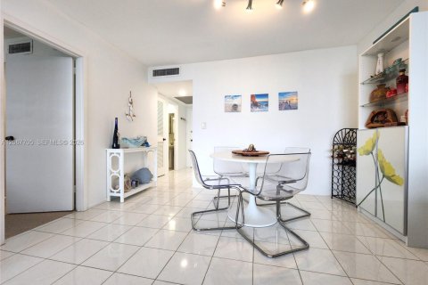 Copropriété à vendre à Hallandale Beach, Floride: 1 chambre, 68.38 m2 № 2290093 - photo 16