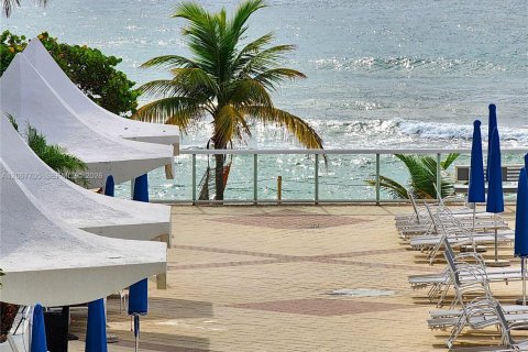 Copropriété à vendre à Hallandale Beach, Floride: 1 chambre, 68.38 m2 № 2290093 - photo 14