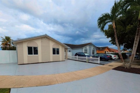 Villa ou maison à vendre à Hialeah, Floride: 3 chambres, 130.9 m2 № 1987489 - photo 1