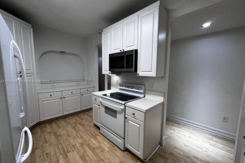 Apartamento en alquiler en Doral, Florida, 3 dormitorios, 158.86 m2 № 1948635 - foto 2