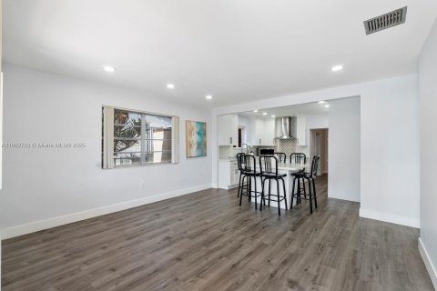 Casa en venta en Miami, Florida, 3 dormitorios, 103.49 m2 № 1920430 - foto 19