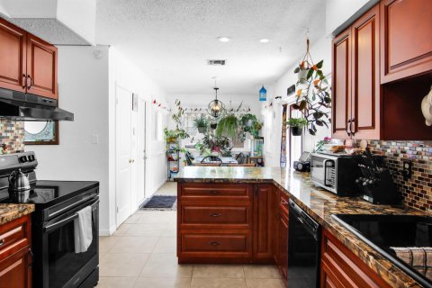 House in Pompano Beach, Florida 3 bedrooms, 162.11 sq.m. № 2387098 - photo 9