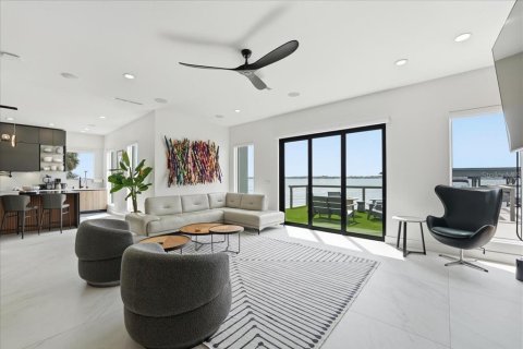 House in Merrit Island, Florida 5 bedrooms, 380.62 sq.m. № 2110726 - photo 8
