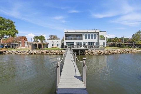 House in Merrit Island, Florida 5 bedrooms, 380.62 sq.m. № 2110726 - photo 6