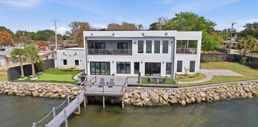House in Merrit Island, Florida 5 bedrooms, 380.62 sq.m. № 2110726