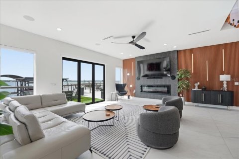 House in Merrit Island, Florida 5 bedrooms, 380.62 sq.m. № 2110726 - photo 2