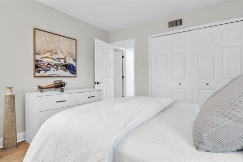 Condo in Largo, Florida, 2 bedrooms № 2130301 - photo 25